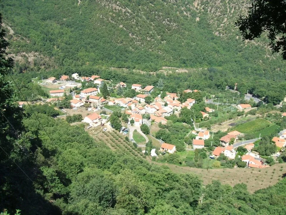 Casteil (Pyrénées-Orientales, France) : vue générale du village depuis la route d'accès à l'abbaye Saint-Martin du Canigou